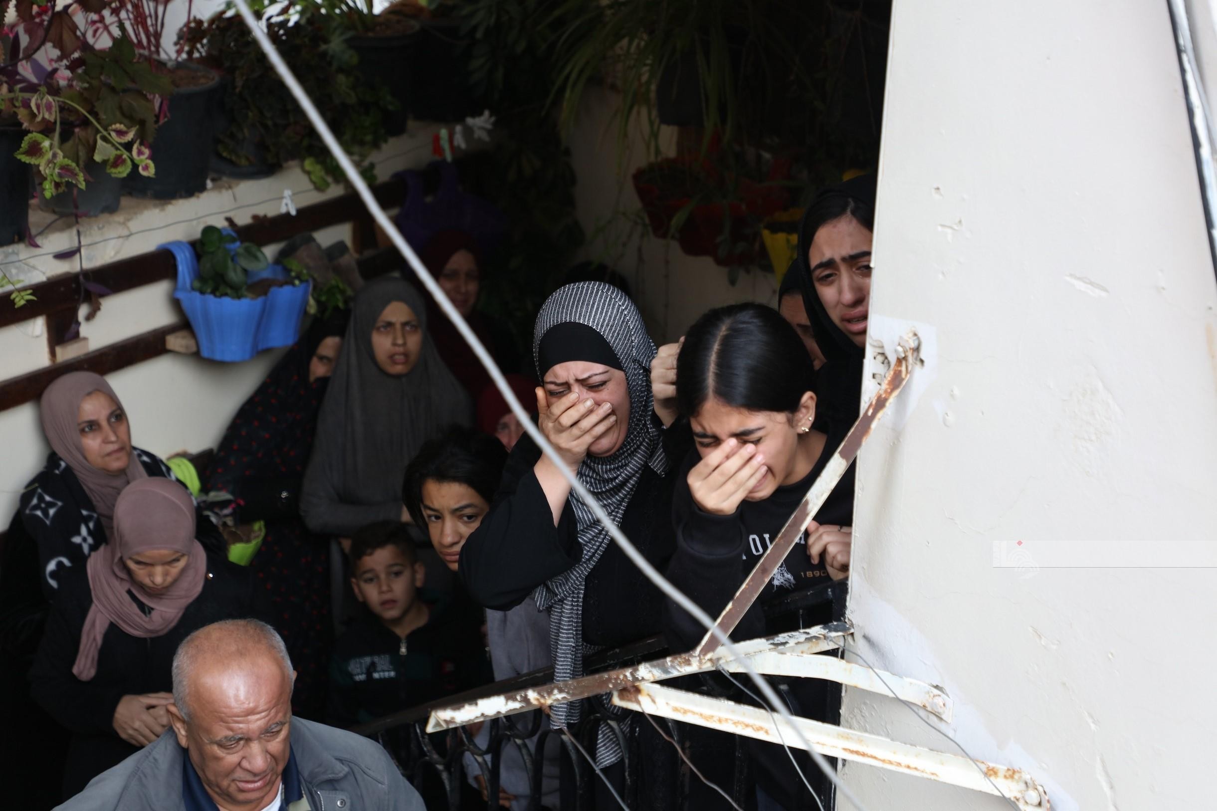 جنين - ذوو الشهداء صدقي زكارنة ، طارق الدمج ,عطا الشلبي،خلال إلقائهم نظرة الوداع الأخيرة قبل تشييع جثامينهم - تصوير - عدي دعيبس 8.jpg