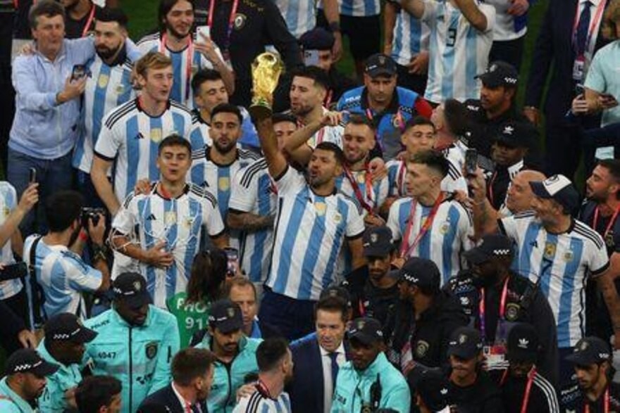لاعبو منتخب الأرجنتين يحتفلون بالفوز ببطولة كأس العالم أمام فرنسا في قطر يوم الأحد. تصوير: بول تشيلدز - رويترز