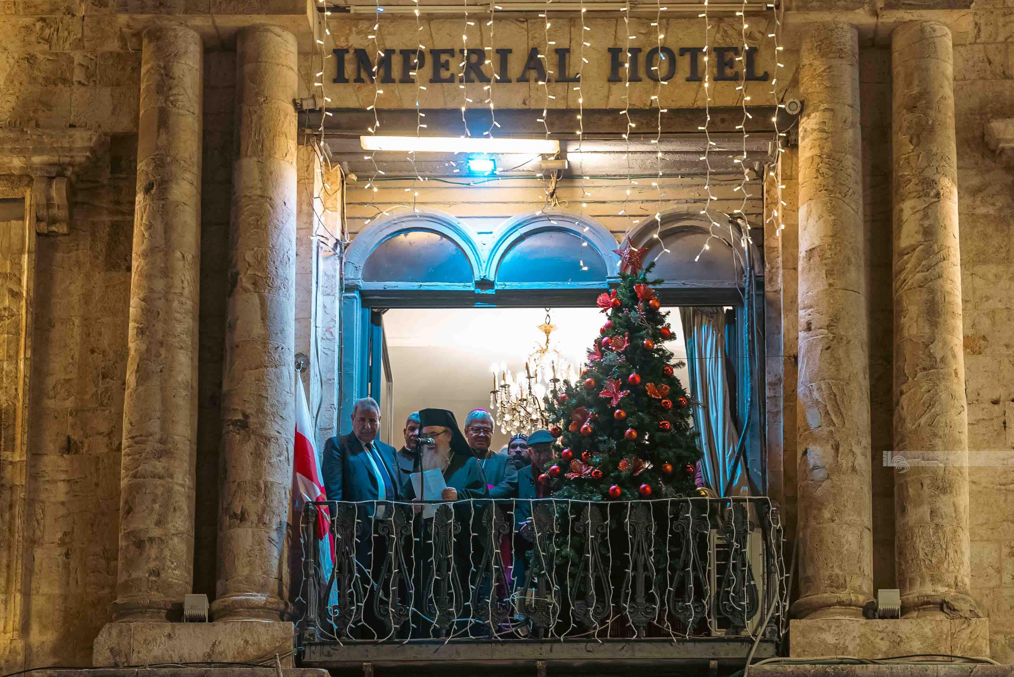 اضاءة شجرة الميلاد في فندق الامبيريال في باب الخليل المهدد بالاخلاء لصالح جمعيات استيطانية 2.jpg