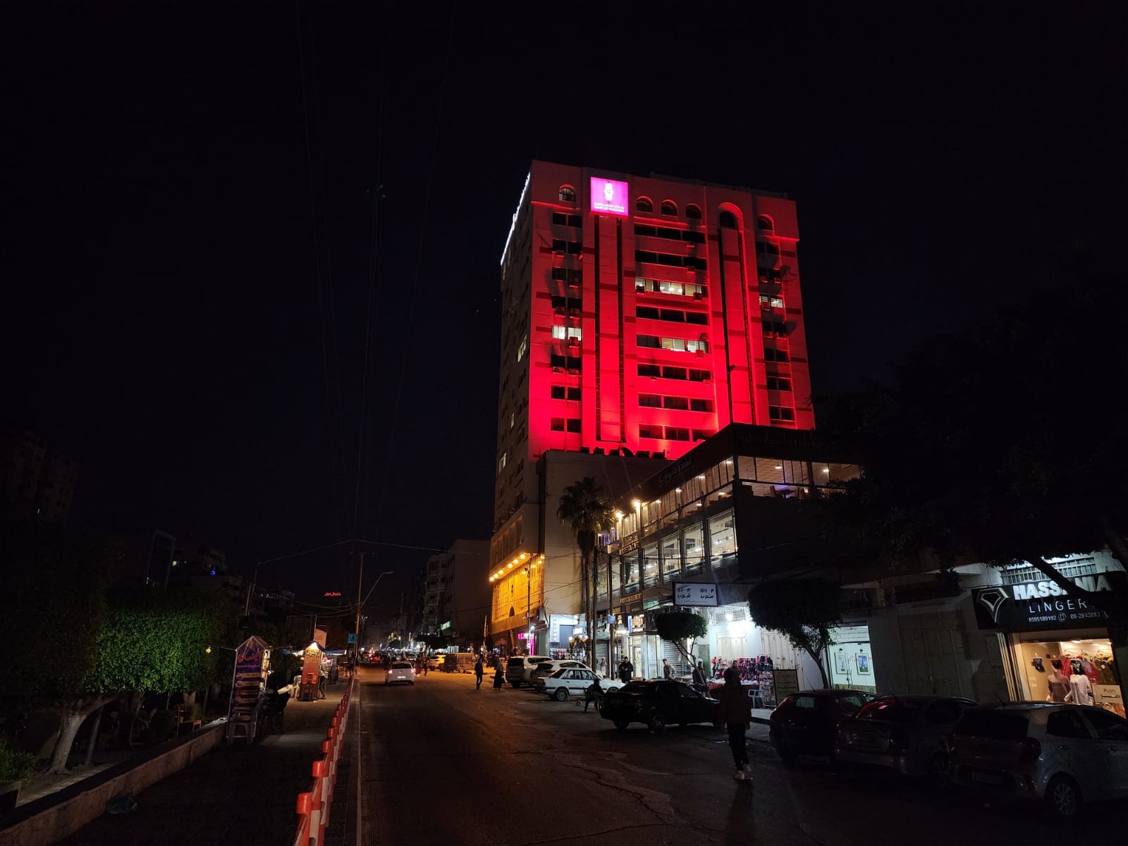 بنك فلسطين يضيئ مبني مقر الادارة العامة للبنك في قطاع غزة بلون العلم المغربي 77.jpg