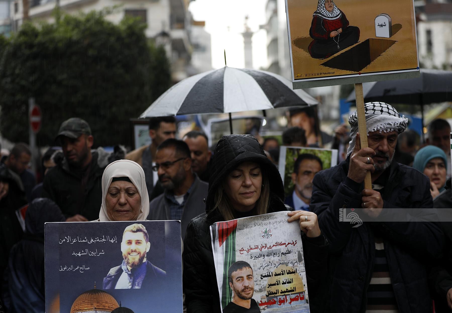 وقفة ومسيرة وسط رام الله لأهالي الشهداء المحتجزة جثامينهم لدى الاحتلال للمطابة بالافراج عنها.jpg