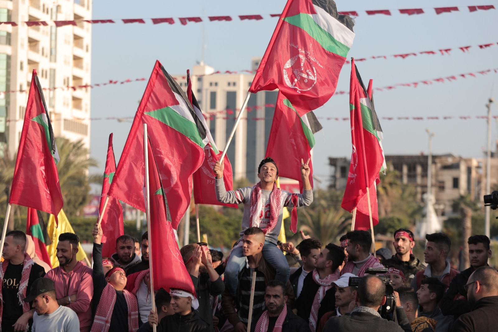 عشرات الآلاف يُشاركون في المهرجان الوطني (انطلاقتنا مقاومة) في ساحة الكتيبة بمدينة غزة لإحياء ذكرى انطلاقة الجبهة الشعبيّة لتحرير فلسطين الـ55. 1.jpg