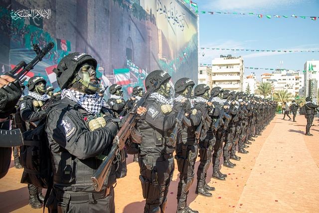 الجوقة العسكرية التابعة لكتائب القسام خلال مهرجان الانطلاقة الـ35.jpg