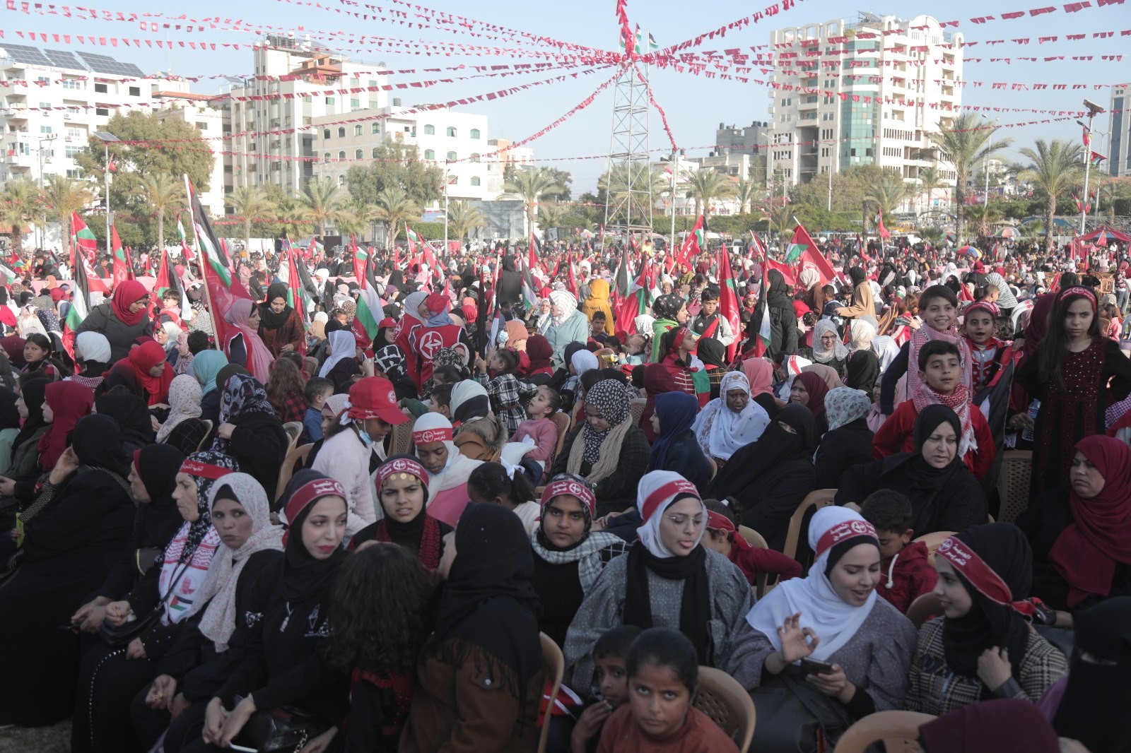 عشرات الآلاف يُشاركون في المهرجان الوطني (انطلاقتنا مقاومة) في ساحة الكتيبة بمدينة غزة لإحياء ذكرى انطلاقة الجبهة الشعبيّة لتحرير فلسطين الـ55. 8.jpg