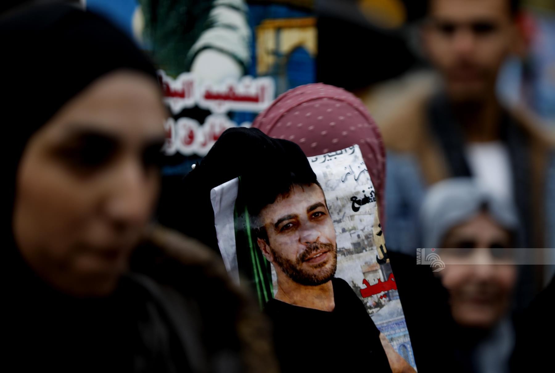 وقفة ومسيرة وسط رام الله لأهالي الشهداء المحتجزة جثامينهم لدى الاحتلال للمطابة بالافراج عنها 5.jpg