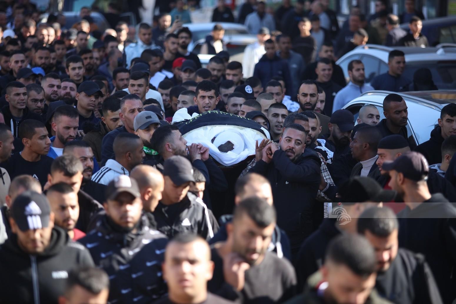 مواطنون يشيعون جثمان الشهيد تامر النشرتي (23 عاما) من مخيم جنين متأثرا بجروح أصيب بها قبل أيام 8.jpg