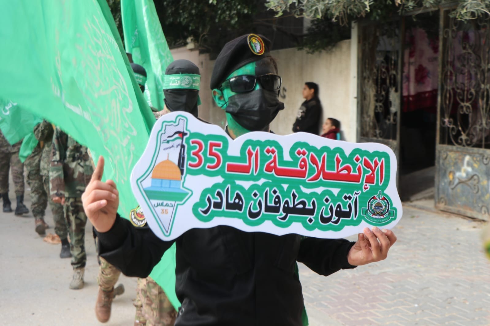 حماس في النصيرات تنظم مسيراً عسكرياً  6.jpeg