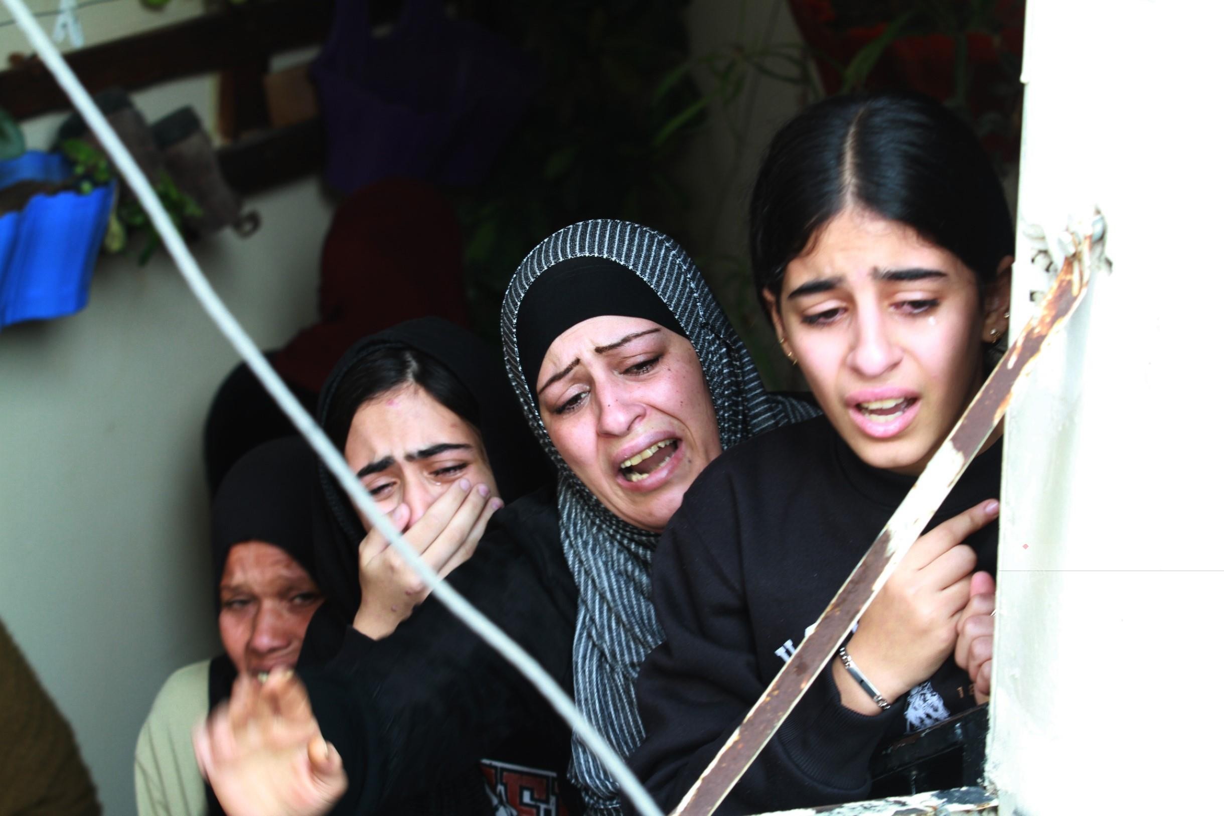 جنين - ذوو الشهداء صدقي زكارنة ، طارق الدمج ,عطا الشلبي،خلال إلقائهم نظرة الوداع الأخيرة قبل تشييع جثامينهم - تصوير - عدي دعيبس 76(1).jpg