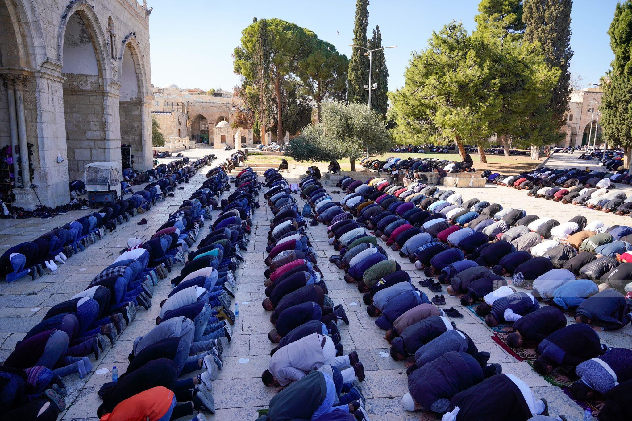 مواطنون يؤدون صلاة الجمعة في رحاب المسجد الاقصى ..تصوير (وفا) 2.jpg