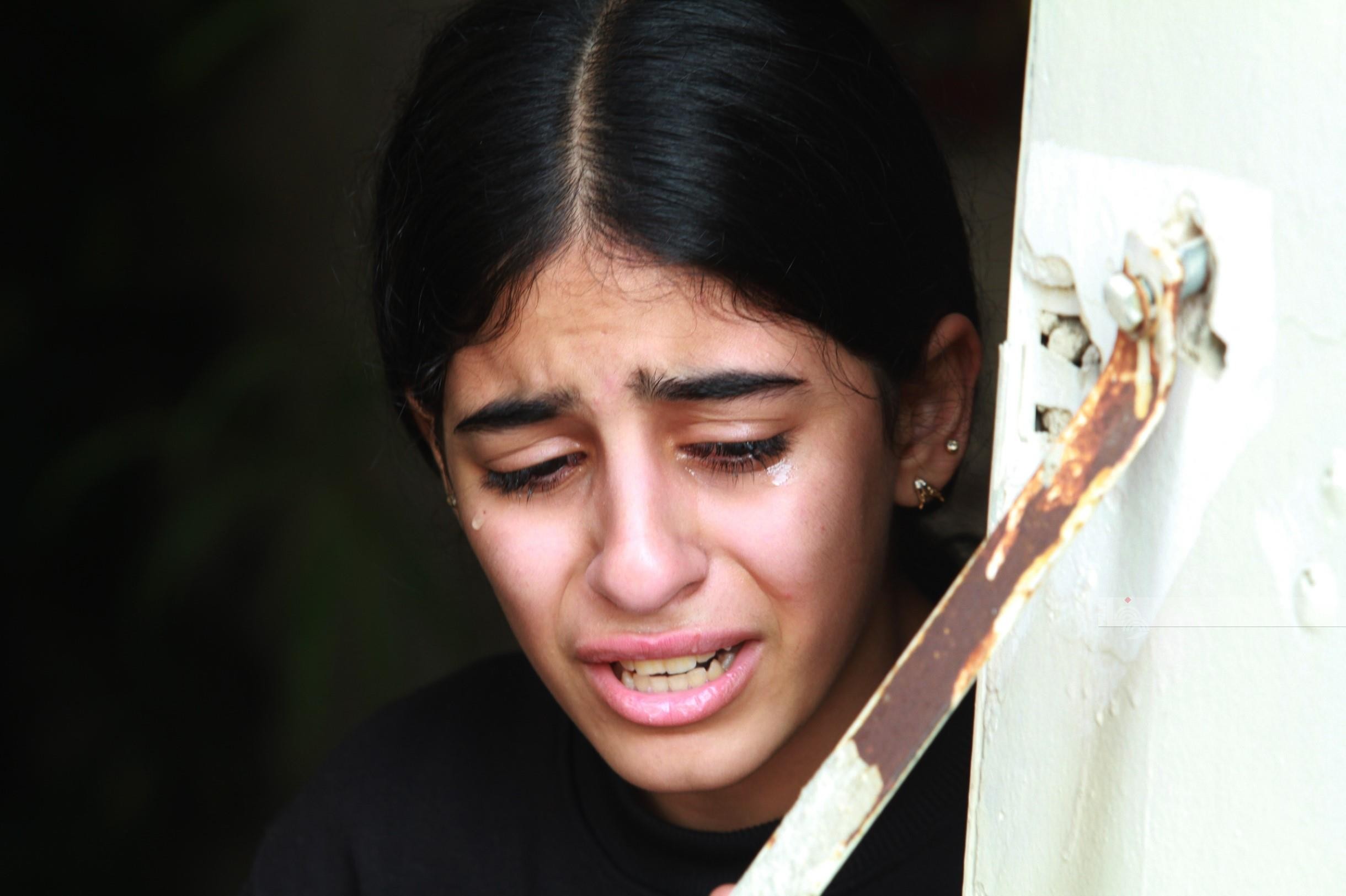 جنين - ذوو الشهداء صدقي زكارنة ، طارق الدمج ,عطا الشلبي،خلال إلقائهم نظرة الوداع الأخيرة قبل تشييع جثامينهم - تصوير - عدي دعيبس 76(2).jpg