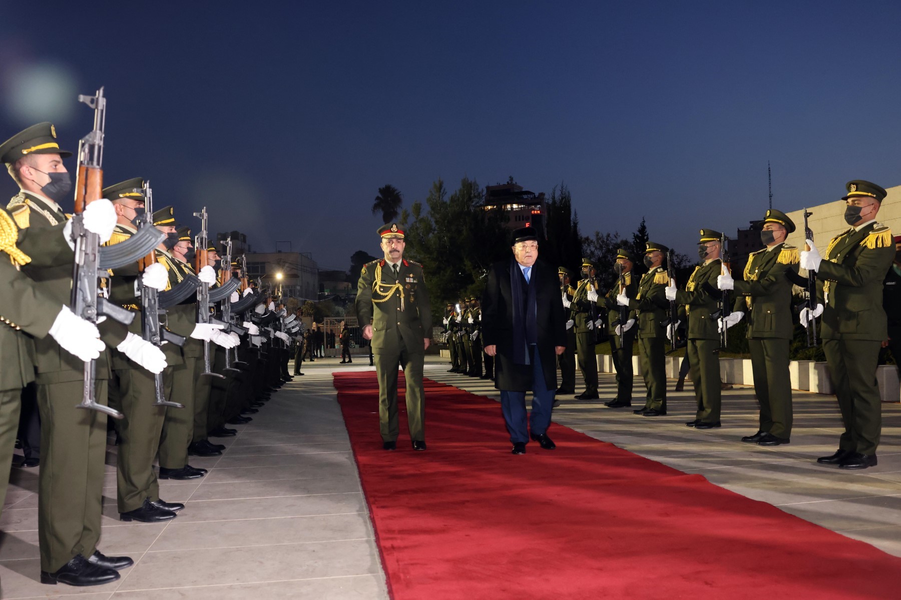 الرئيس محمود عباس، اثناء اضاءة شعلة انطلاقة حركة فتح الـ 58.jpg