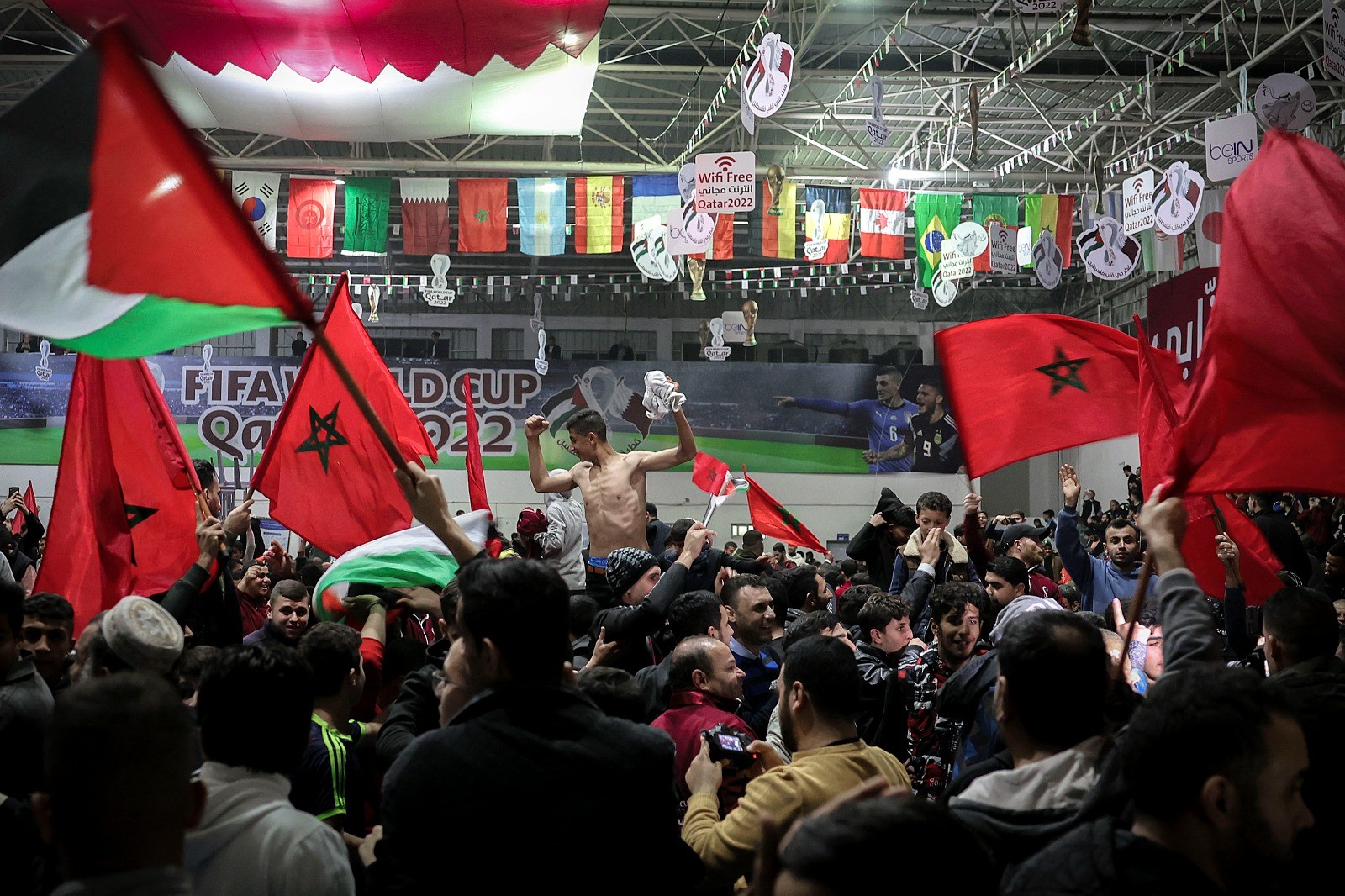 فرحة أهالي غزة بفوز المنتخب المغربي .. تصوير (الفرنسية) 32.jpg