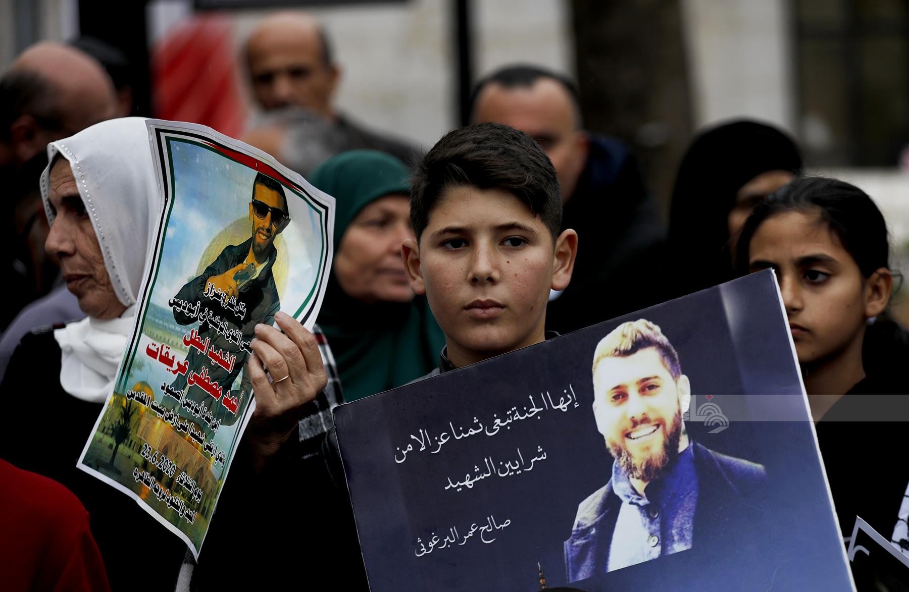 وقفة ومسيرة وسط رام الله لأهالي الشهداء المحتجزة جثامينهم لدى الاحتلال للمطابة بالافراج عنها 22.jpg