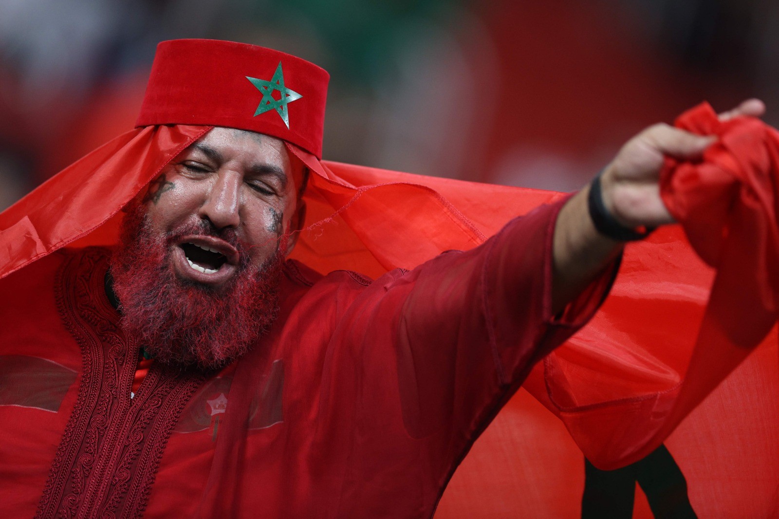 المغاربة يحتشدون في ملعب المباراة لتشجيع منتحبهم .. تصوير (الفرنسية) 14.jpg