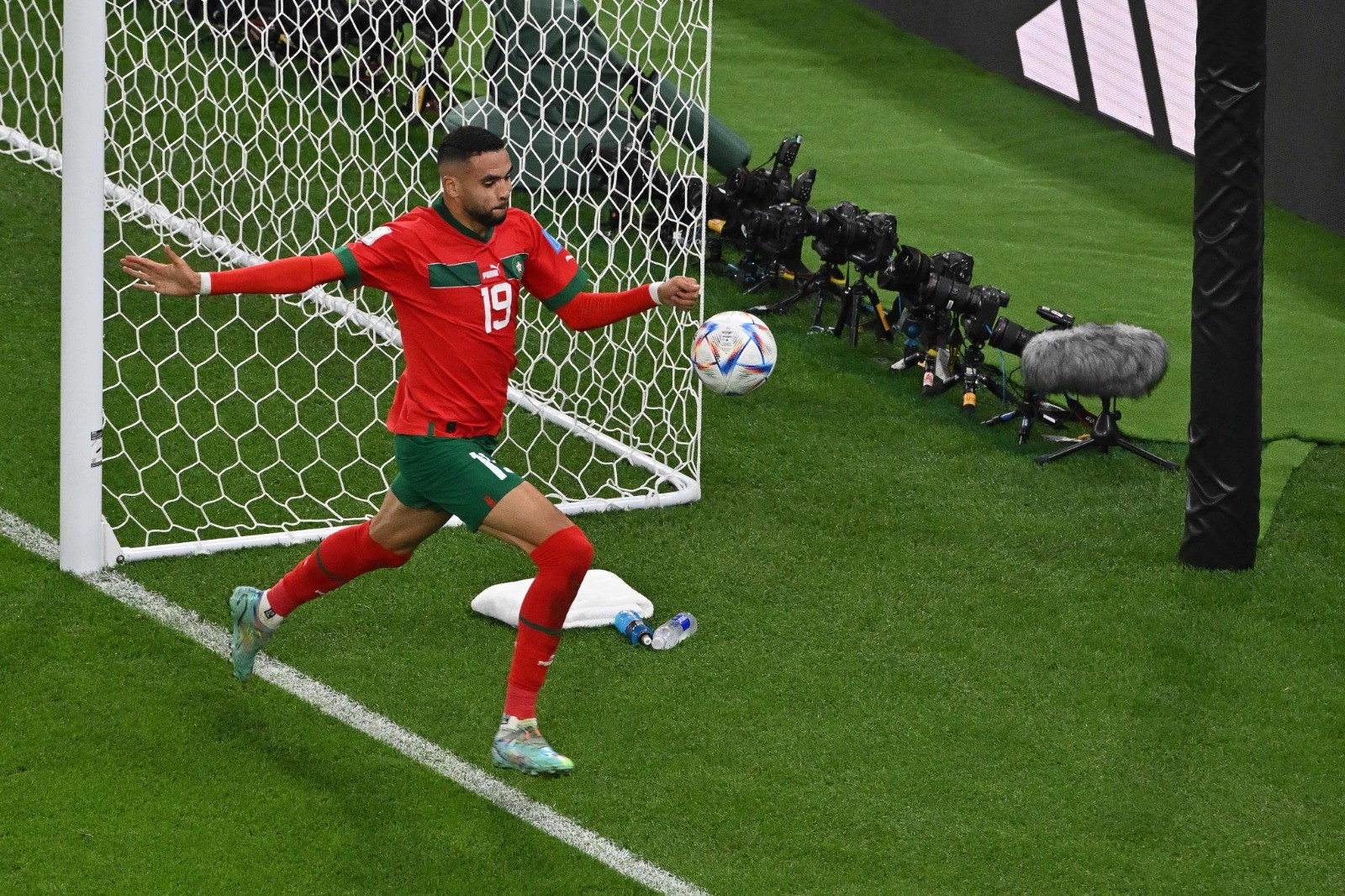 فرحة المنتخب المغربي بهدف التقدم على البرتغال .. تصوير (الفرنسية) 3.jpg