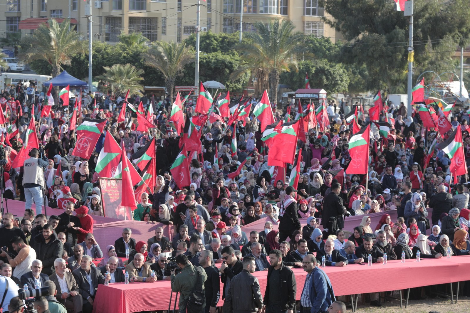 عشرات الآلاف يُشاركون في المهرجان الوطني (انطلاقتنا مقاومة) في ساحة الكتيبة بمدينة غزة لإحياء ذكرى انطلاقة الجبهة الشعبيّة لتحرير فلسطين الـ55. 99.jpg