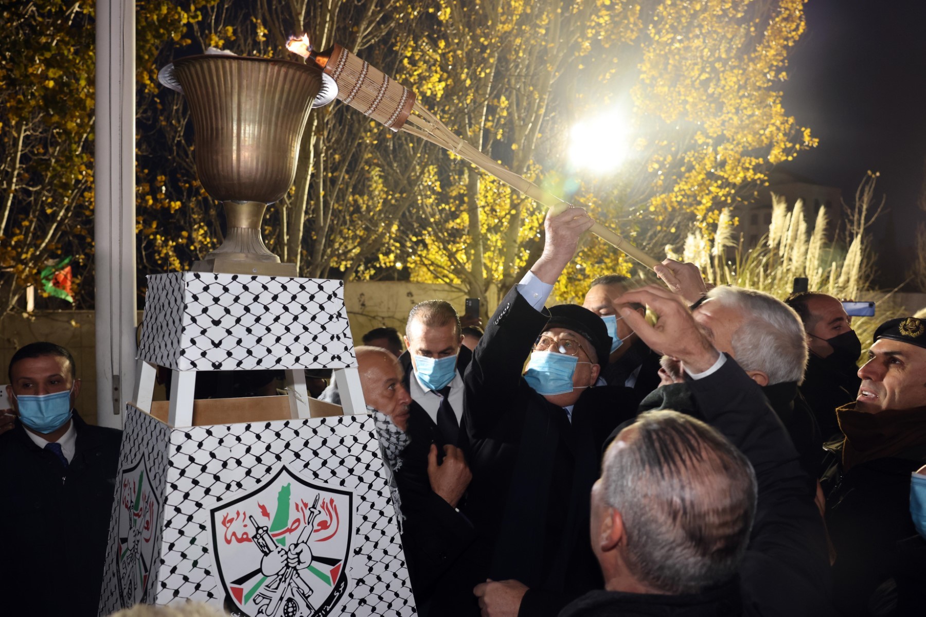 الرئيس محمود عباس، اثناء اضاءة شعلة انطلاقة حركة فتح الـ 58 66.jpg