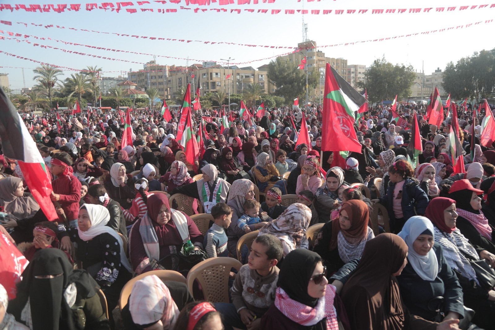 عشرات الآلاف يُشاركون في المهرجان الوطني (انطلاقتنا مقاومة) في ساحة الكتيبة بمدينة غزة لإحياء ذكرى انطلاقة الجبهة الشعبيّة لتحرير فلسطين الـ55. 11.jpg