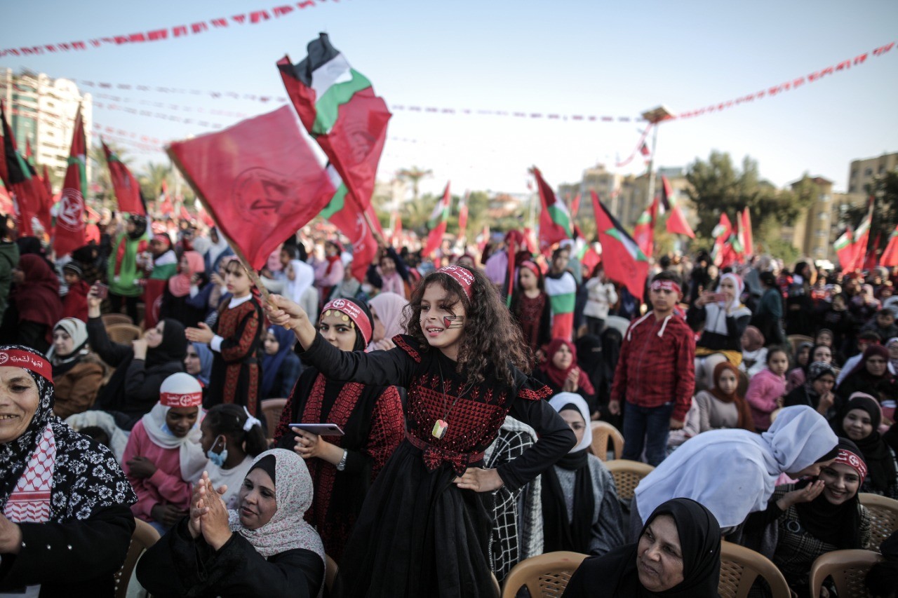 عشرات الآلاف يُشاركون في المهرجان الوطني (انطلاقتنا مقاومة) في ساحة الكتيبة بمدينة غزة لإحياء ذكرى انطلاقة الجبهة الشعبيّة لتحرير فلسطين الـ55. 33333.jpg
