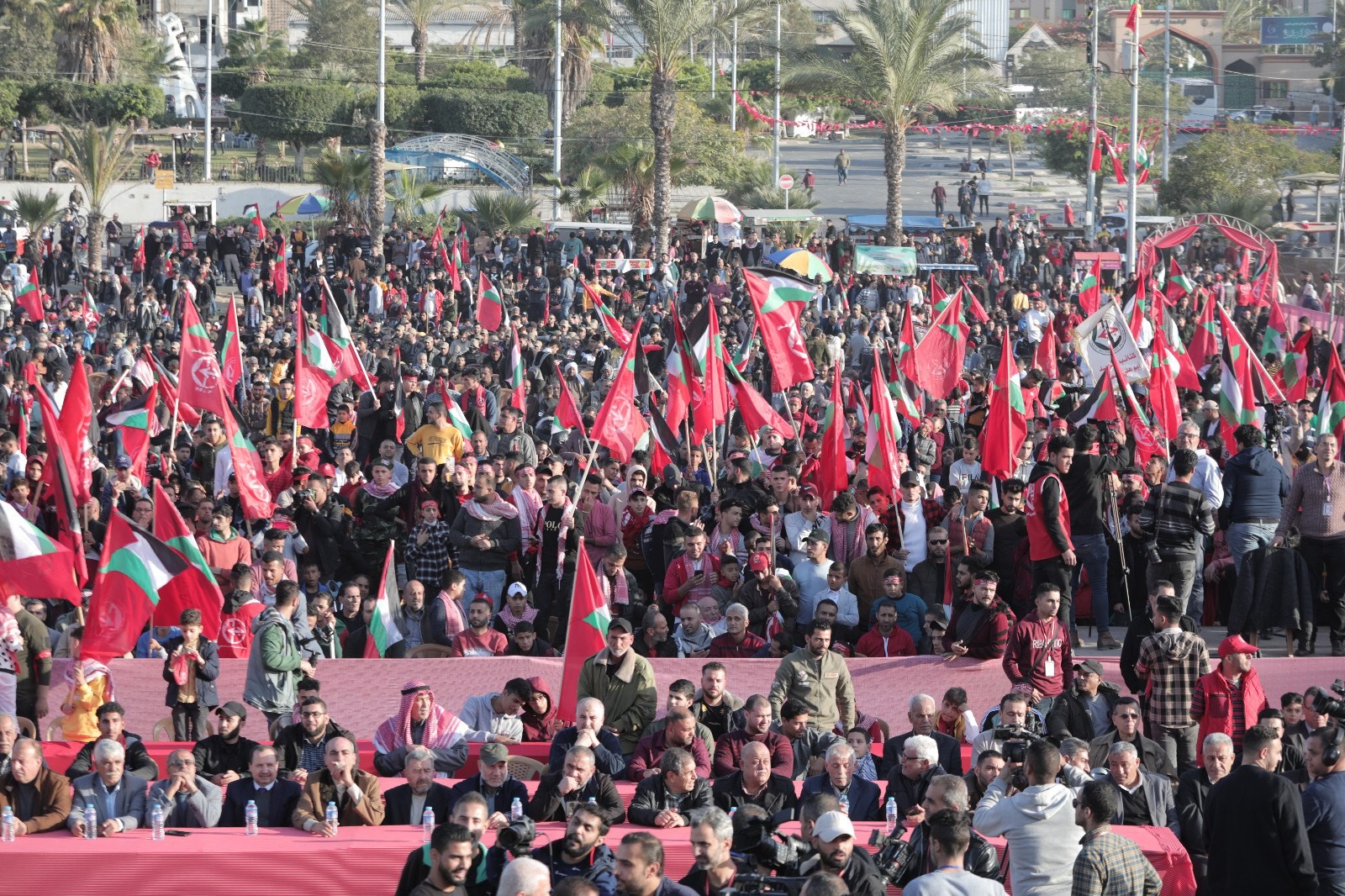 عشرات الآلاف يُشاركون في المهرجان الوطني (انطلاقتنا مقاومة) في ساحة الكتيبة بمدينة غزة لإحياء ذكرى انطلاقة الجبهة الشعبيّة لتحرير فلسطين الـ55. 87.jpg