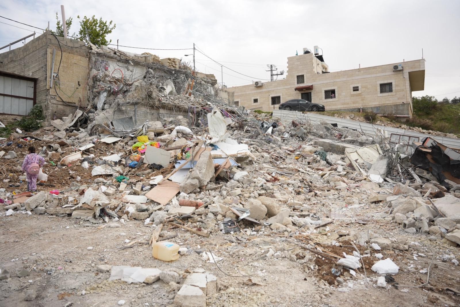 قوات الاحتلال تهدم منزلا لعائلة مطر في بلدة جبل المكبر جنوب شرق القدس 23.jpg