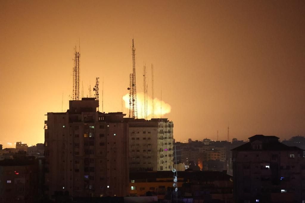 لحظة قصف الطيران الحربي الإسرائيلي لموقع تابع للمقاومة غرب مدينة غزة..jpg
