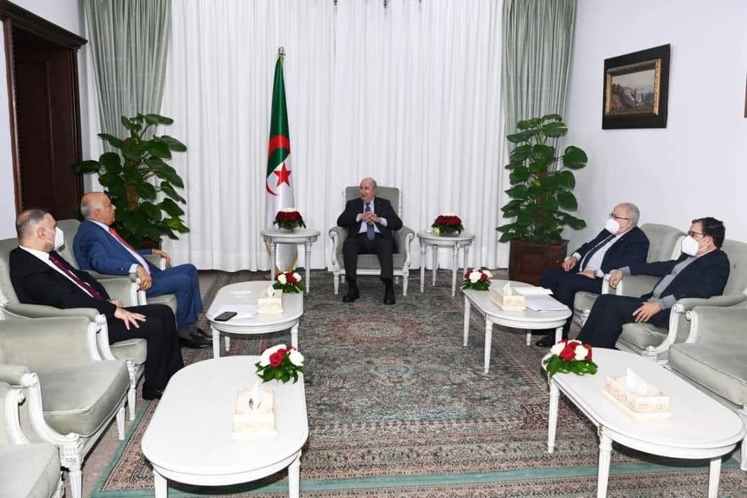 الرئيس الجزائري لدى استقباله الفريق الرجوب 3.jpg