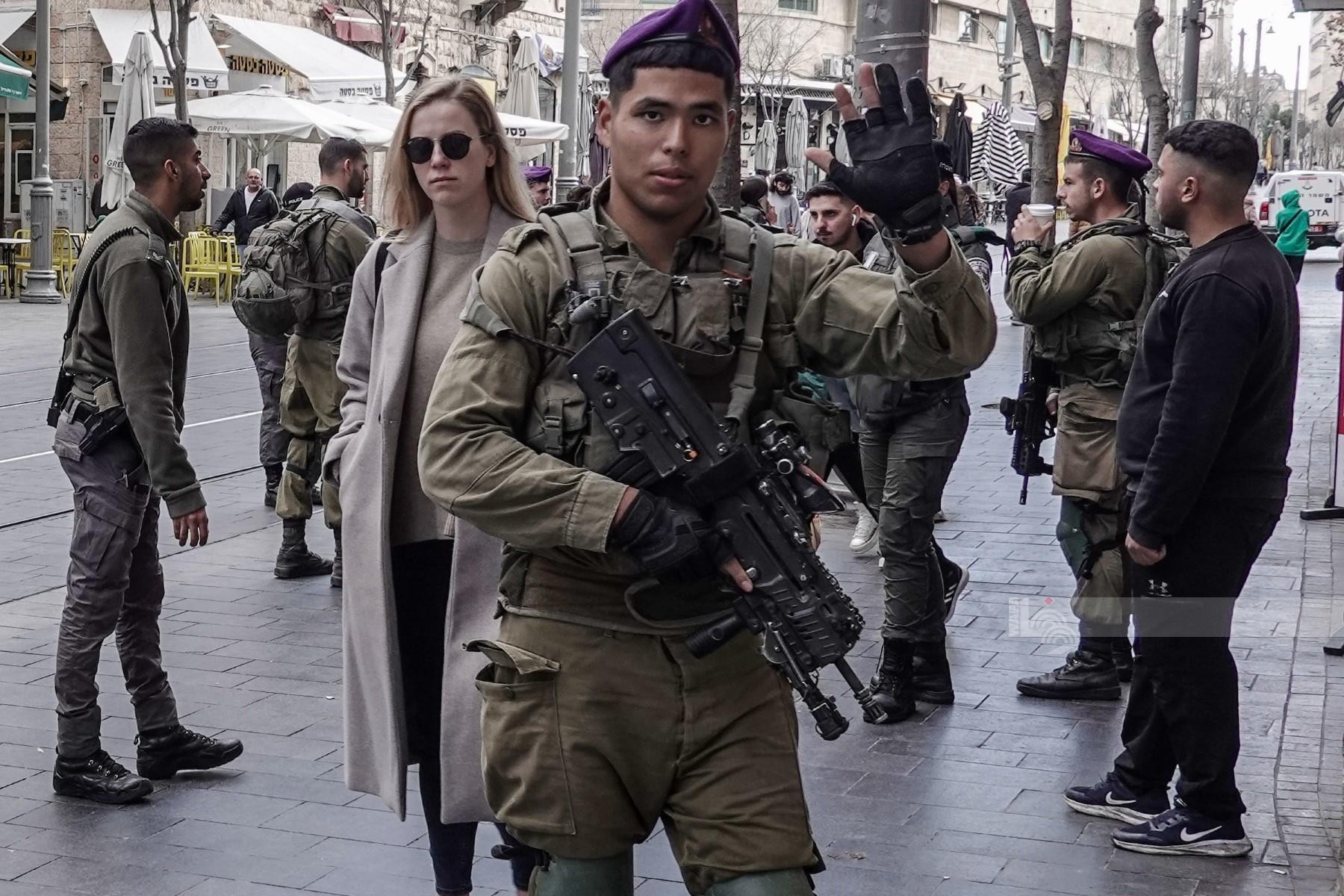 الاحتلال يحول شوارع مدينة القدس لثكنة عسكرية وينكل بالمقدسيين 6.jpg