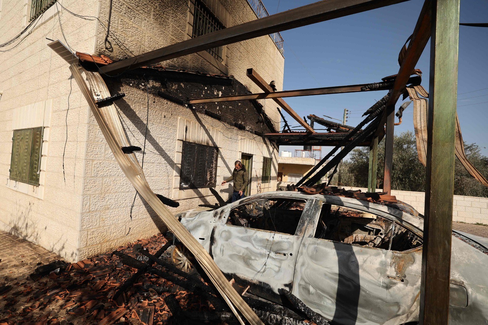 صور توثق احراق منزل ومركبة في بلدة ترمسعيا قرب رام الله .. تصوير(الفرنسية) 3.jpg