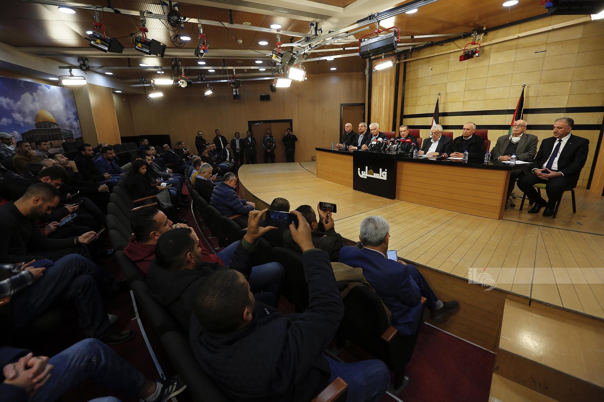 ه الناطق الرسمي باسم الرئاسة نبيل أبو ردينة خلال مؤتمر صحفي 12.jpg