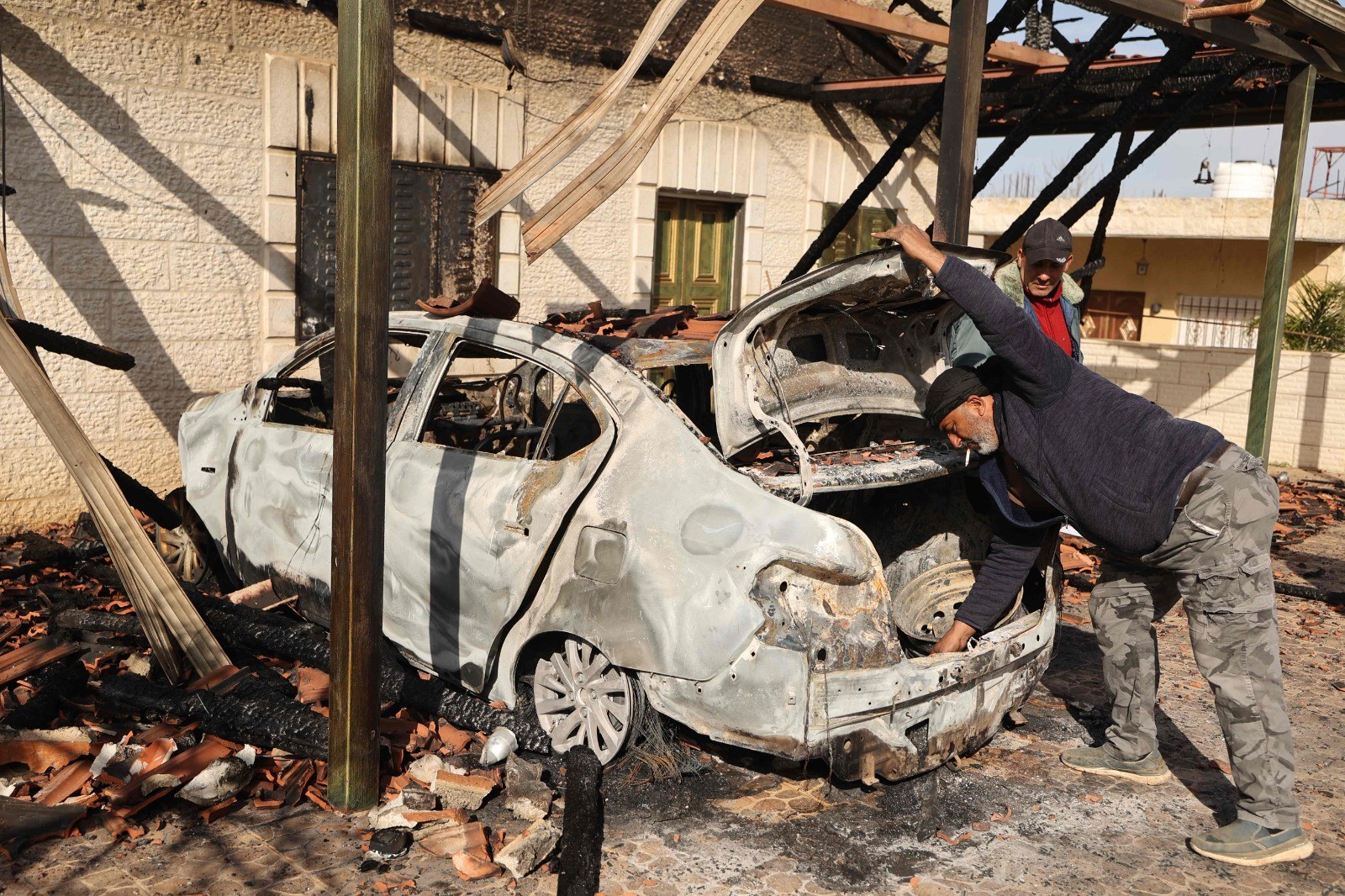صور توثق احراق منزل ومركبة في بلدة ترمسعيا قرب رام الله .. تصوير(الفرنسية) 33.jpg