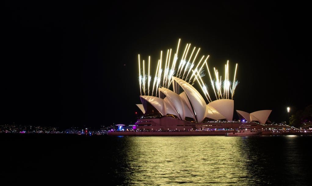(شينخوا) في الصورة الملتقطة يوم 31 ديسمبر 2022، إطلاق الألعاب النارية في أثناء احتفالات عشية العام الجديد في مدينة سيدني الأسترالية. 2.jpg