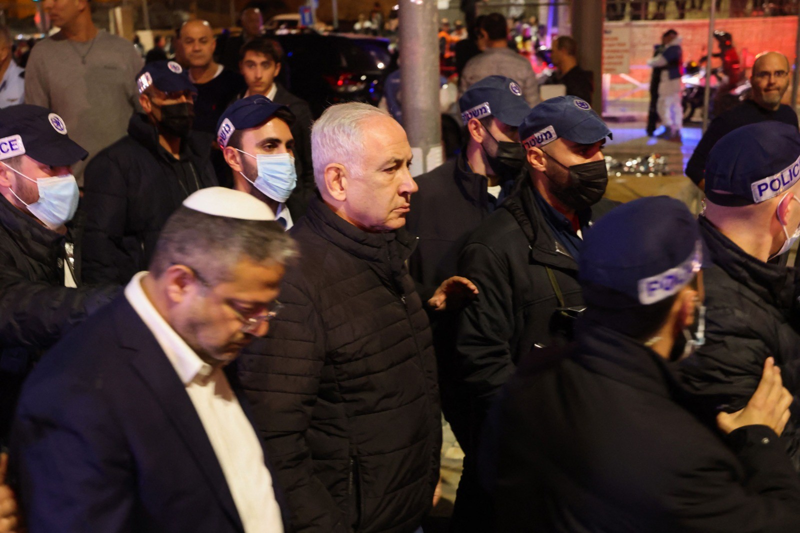 بنيامين نتنياهو يتفقد مكان عملية القدس.. تصوير (الفرنسية).jpg