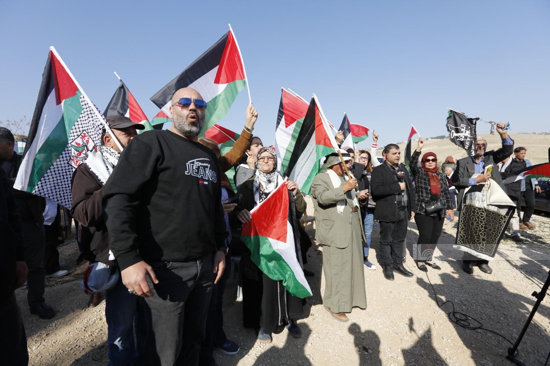 نشطاء يحتشدون لمساندة الاهالي في الخان الاحمر للرد على مسيرة اليمين الاسرائيلي المتطرف التي تحرض على تهجير سكانه 5.jpg