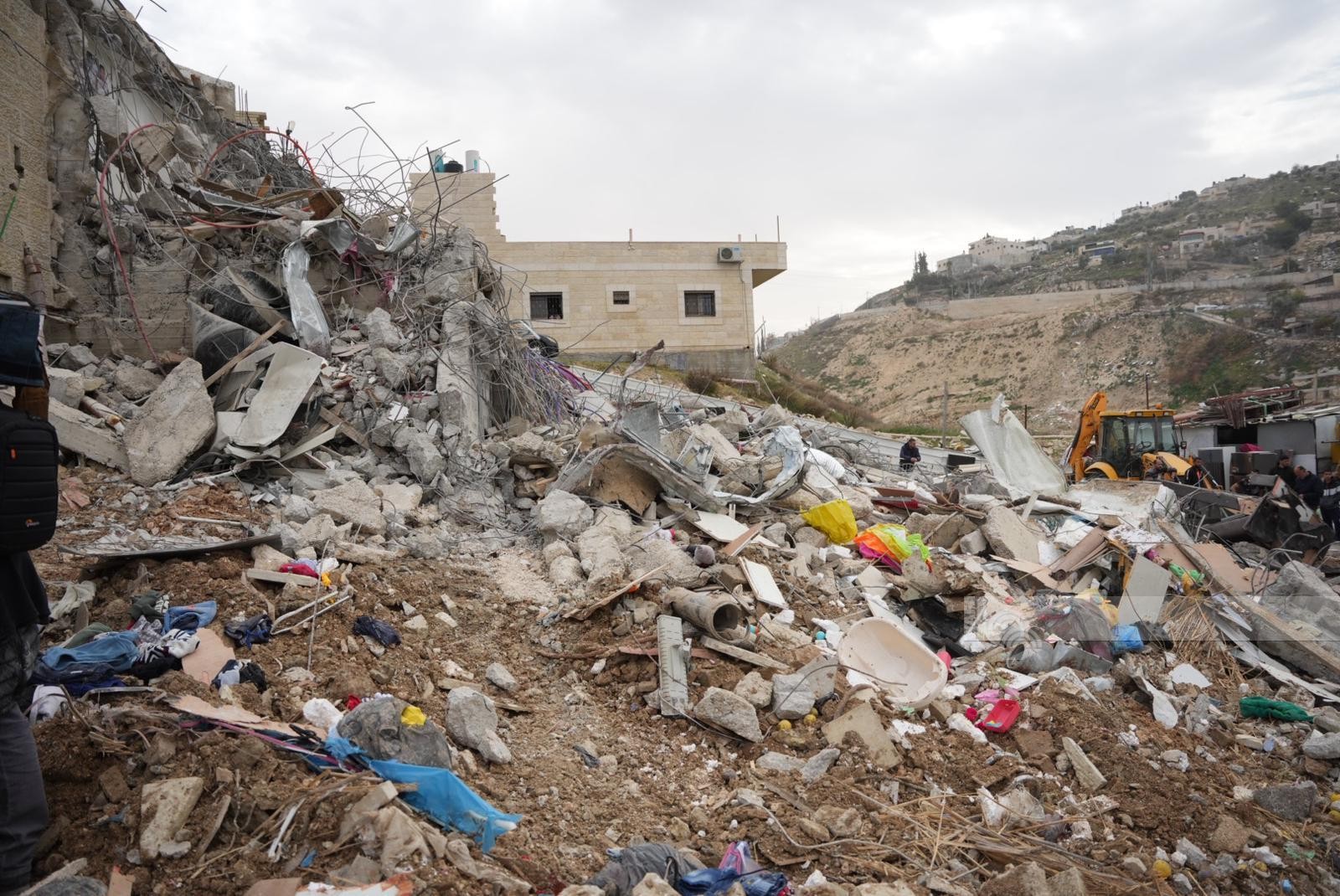 قوات الاحتلال تهدم منزلا لعائلة مطر في بلدة جبل المكبر جنوب شرق القدس 113.jpg