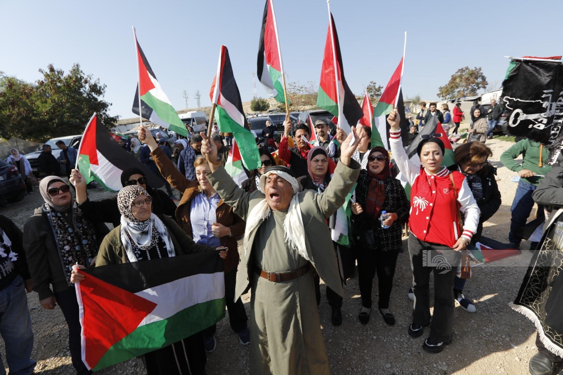 نشطاء يحتشدون لمساندة الاهالي في الخان الاحمر للرد على مسيرة اليمين الاسرائيلي المتطرف التي تحرض على تهجير سكانه 11.jpg