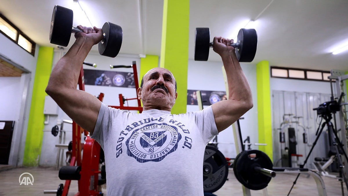 مسن فلسطيني متقاعد يمارس رياضة كمال الأجسام .. (الأناضول) 6.jpg