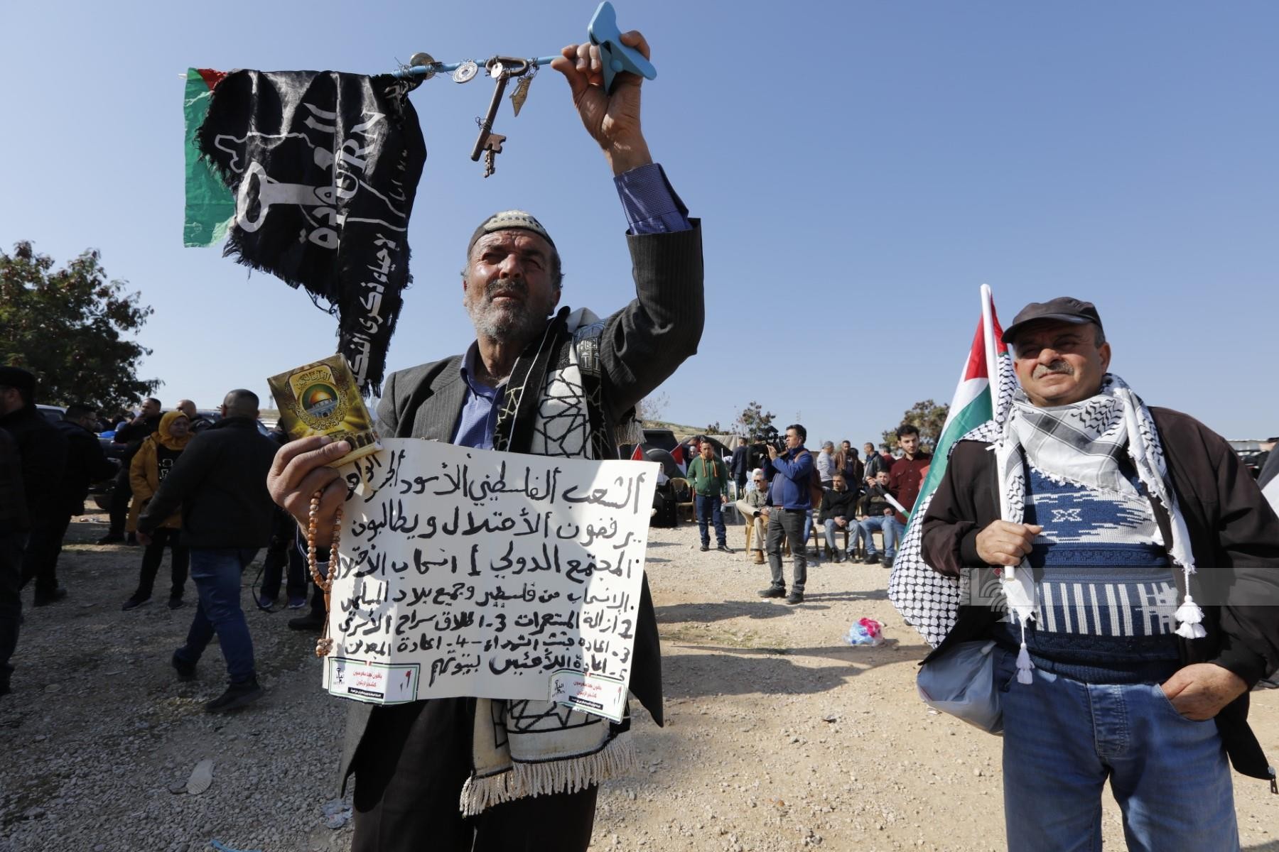 نشطاء يحتشدون لمساندة الاهالي في الخان الاحمر للرد على مسيرة اليمين الاسرائيلي المتطرف التي تحرض على تهجير سكانه 6.jpg