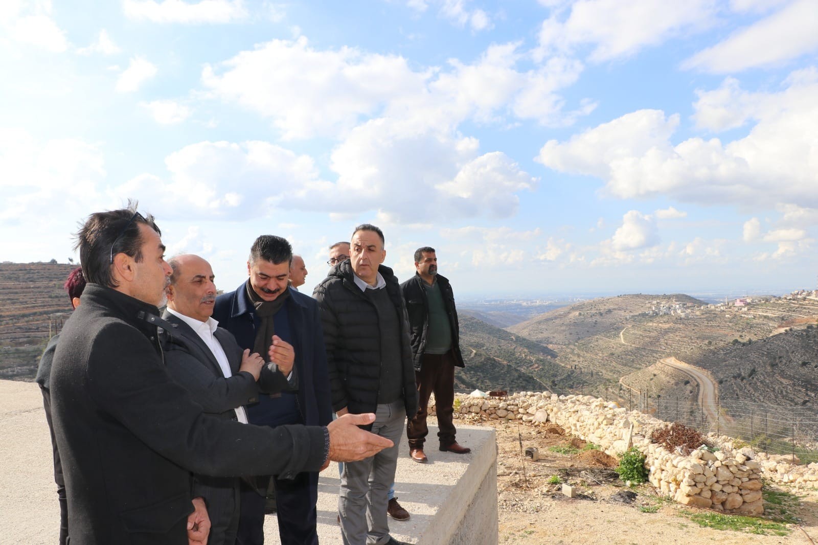 وزير الزراعة ووزير القدس يتفقدان أحوال القطاع الزراعي في قرى شمال غرب القدس  6.jpg