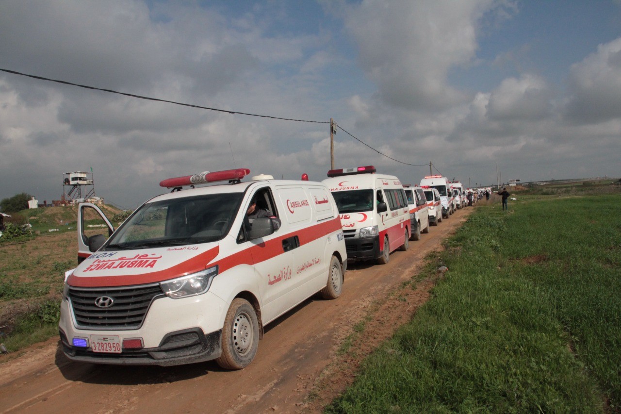 مسيرة سيارات إسعاف في غزة للمطالبة بإدخال أجهزة طبية 1.jpg
