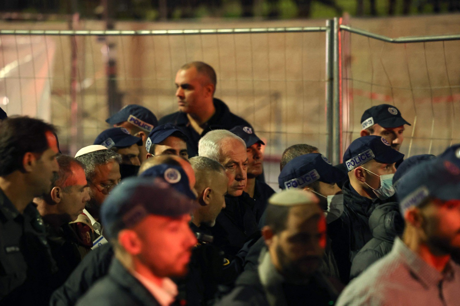 بنيامين نتنياهو يتفقد مكان عملية القدس.. تصوير (الفرنسية) 1.jpg