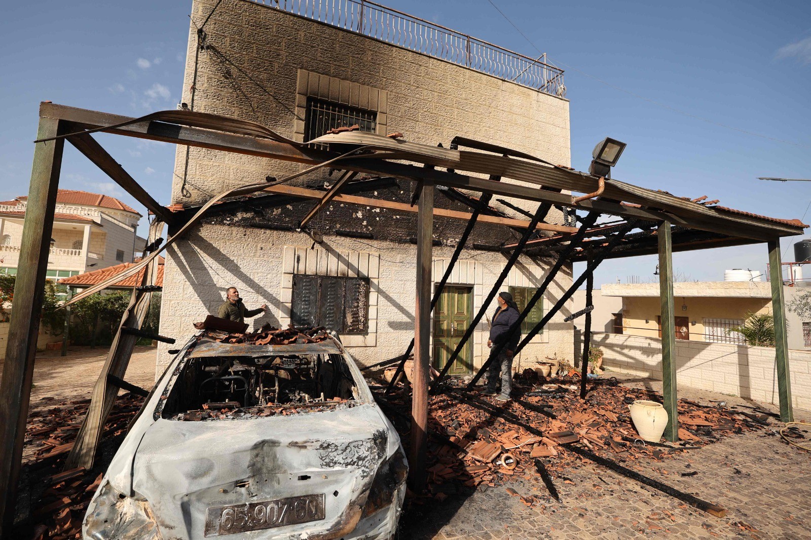 صور توثق احراق منزل ومركبة في بلدة ترمسعيا قرب رام الله .. تصوير(الفرنسية) 5.jpg