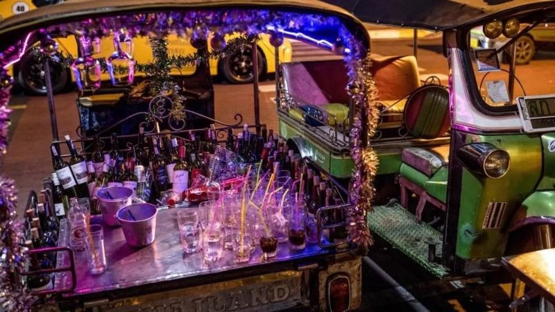 زجاجات النبيذ في الجزء الخلفي من عربة توك توك أثناء الاحتفالات في بانكوك، عاصمة تايلاند 3.jpg