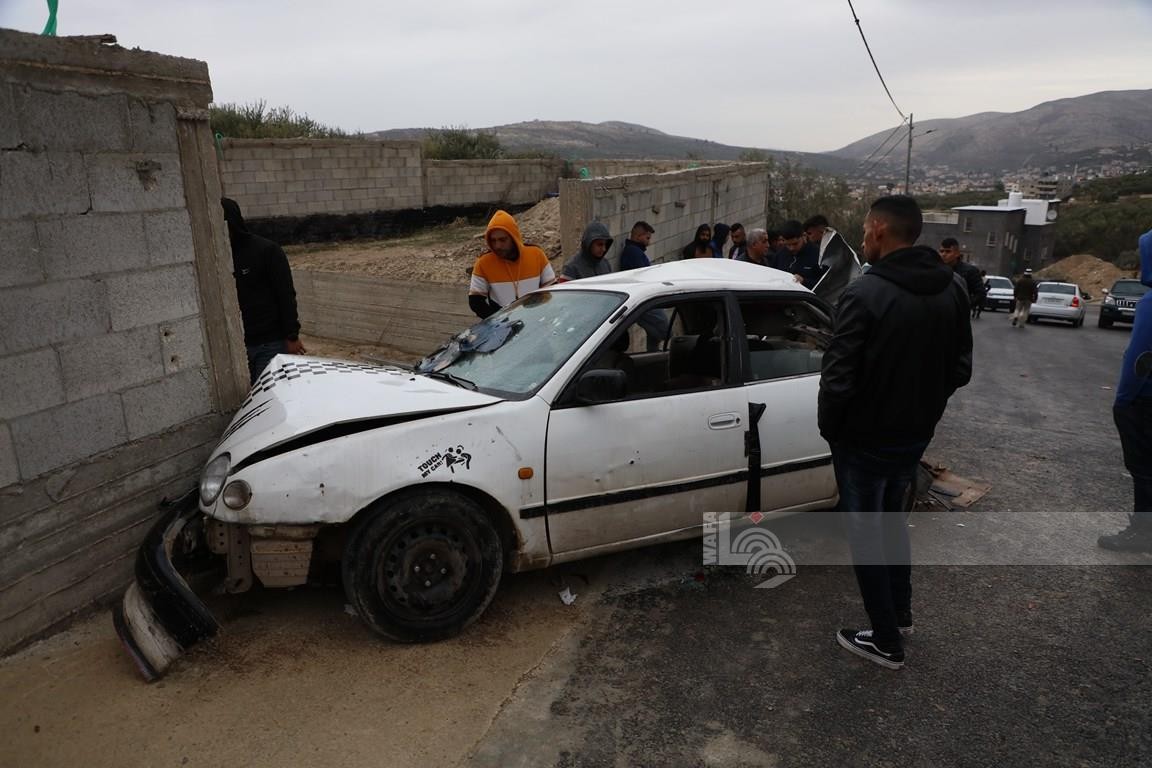 مواطنون يتفقدون المركبة التي اغتال الاحتلال بداخلها الشهيدين امجد خليلية ( 21 عام ) وعز الدين حمامرة ( 22 عام ) بالقرب من بلدة جبع.jpg