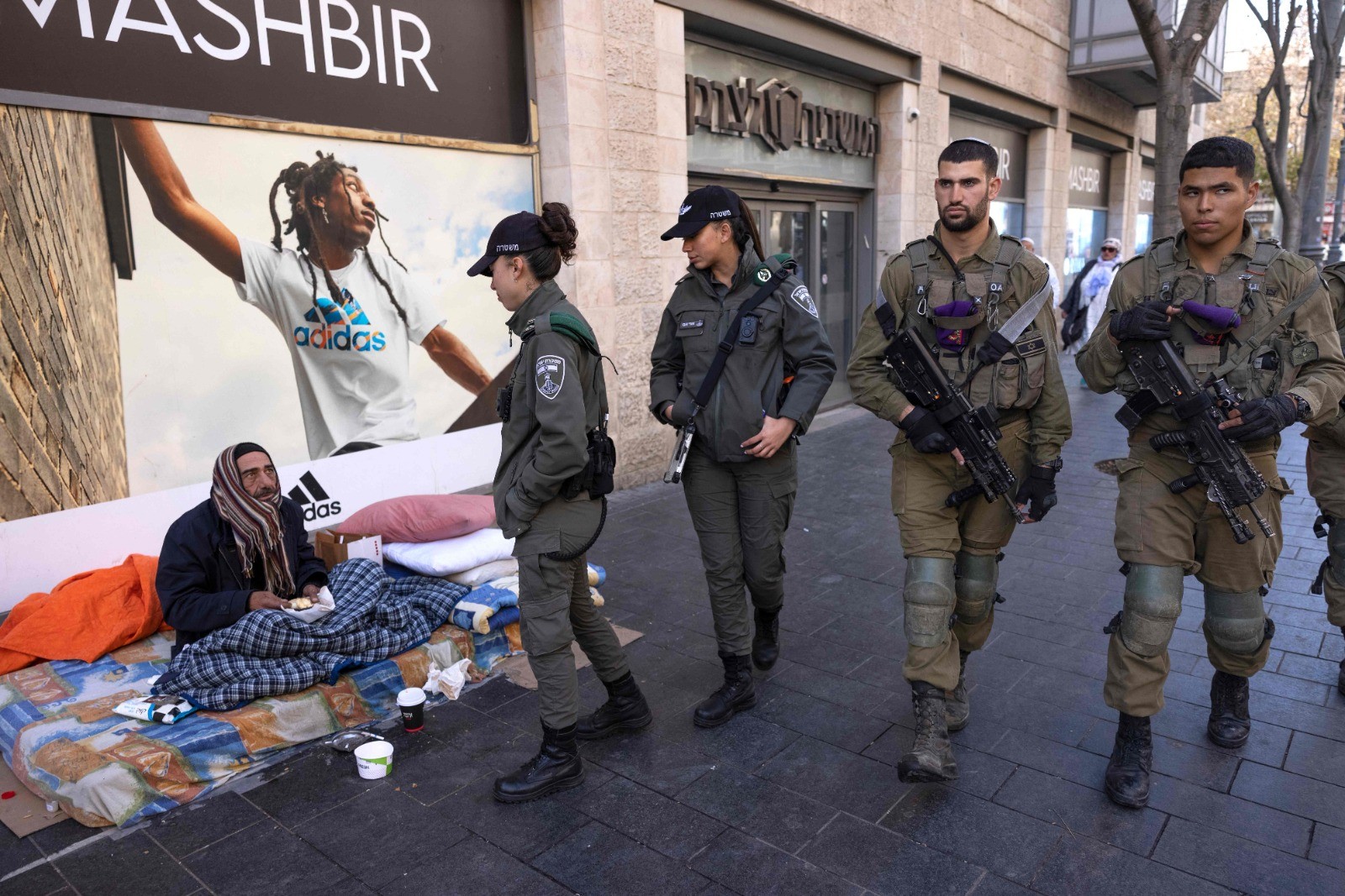 الجيش الإسرائيلي ينتشر في قلب القدس المحتلة لمساندة الشرطة  - الفرنسية 3.jpg