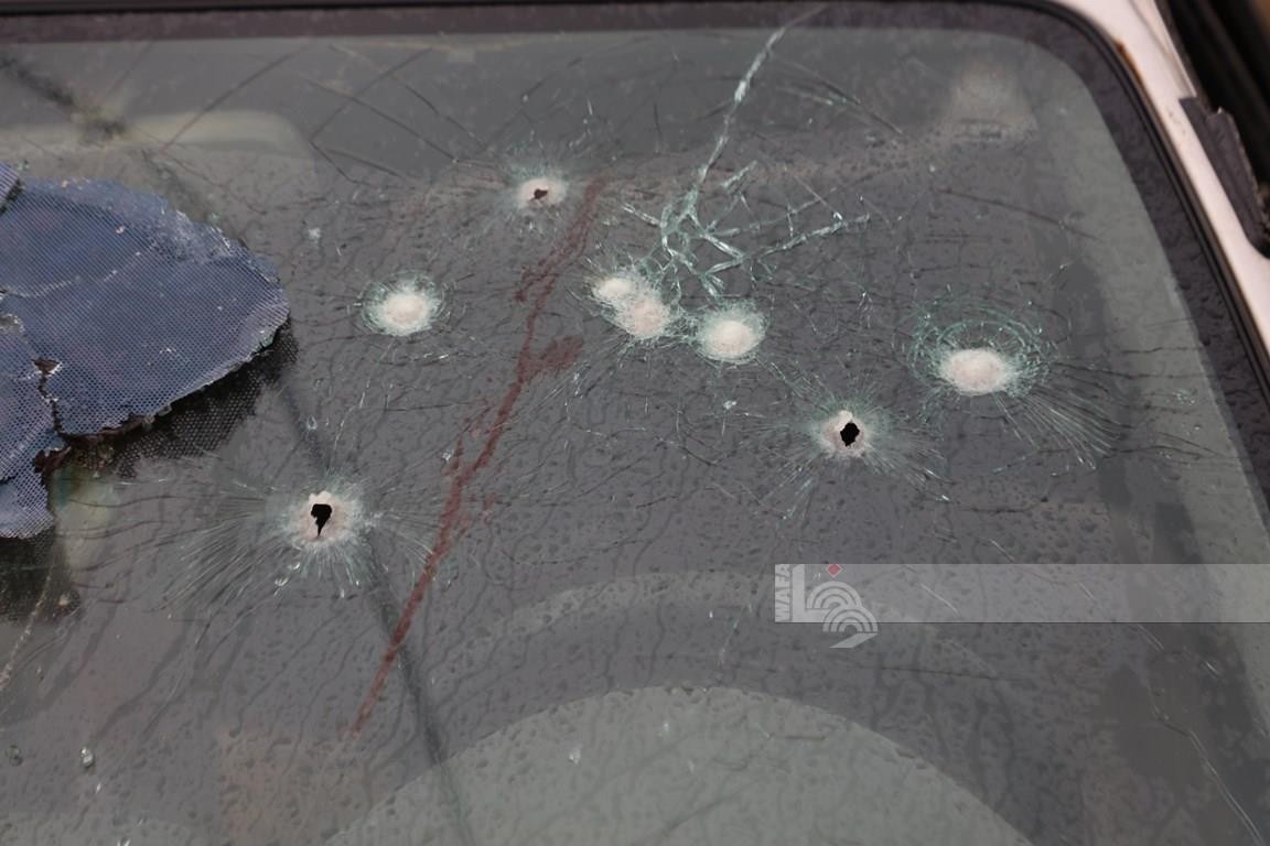 مواطنون يتفقدون المركبة التي اغتال الاحتلال بداخلها الشهيدين امجد خليلية ( 21 عام ) وعز الدين حمامرة ( 22 عام ) بالقرب من بلدة جبع 66.jpg