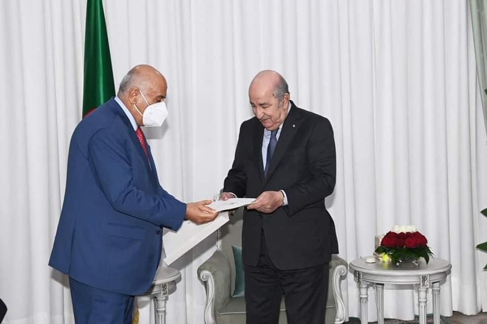 الرئيس الجزائري لدى استقباله الفريق الرجوب.jpg