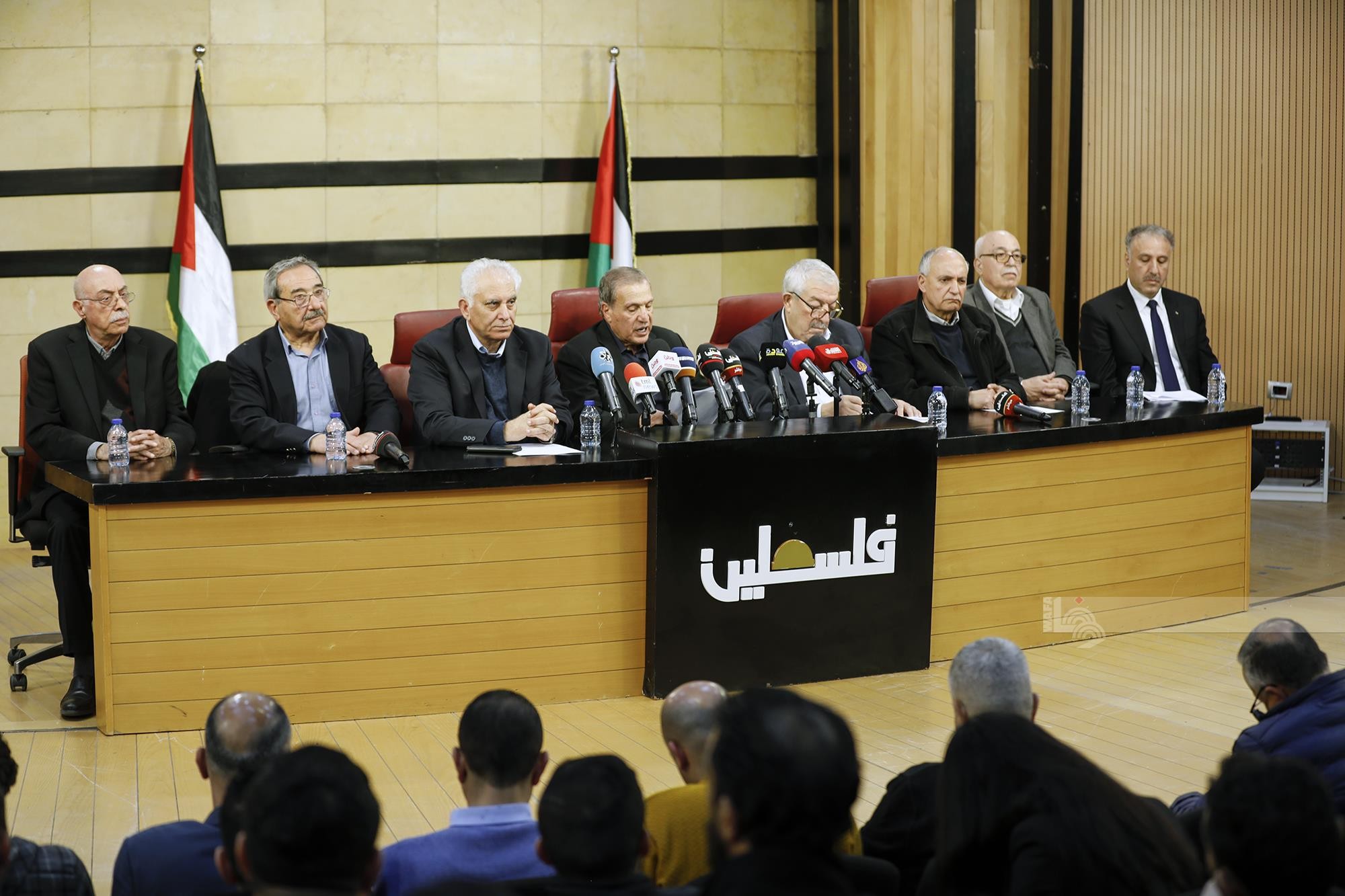 ه الناطق الرسمي باسم الرئاسة نبيل أبو ردينة خلال مؤتمر صحفي.jfif