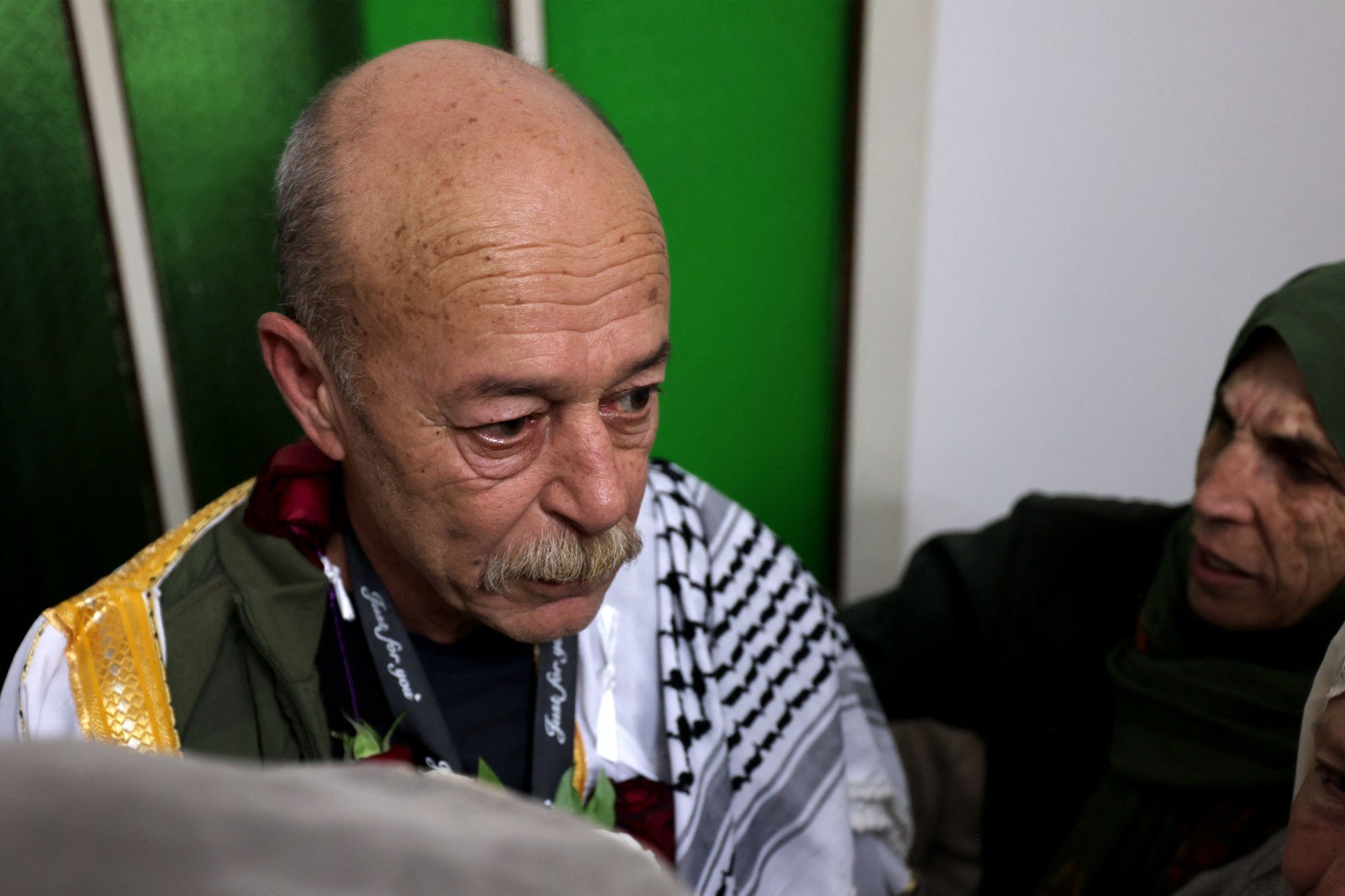 كريم يونس يرتدي الكوفية الفلسطينية .. تصوير (الفرنسية).jpg