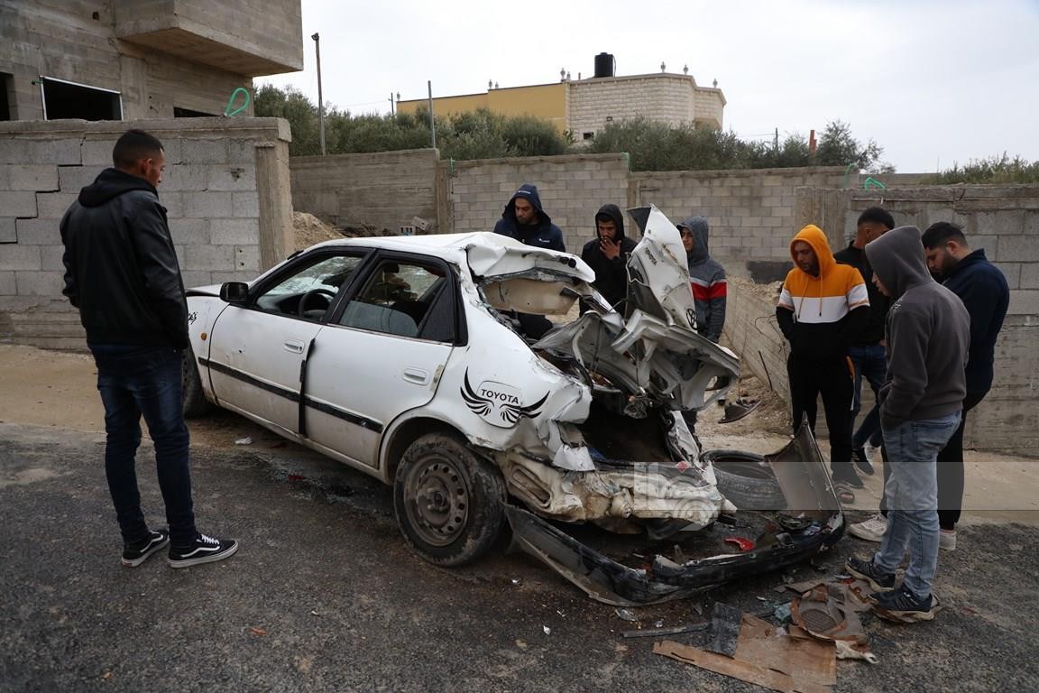 مواطنون يتفقدون المركبة التي اغتال الاحتلال بداخلها الشهيدين امجد خليلية ( 21 عام ) وعز الدين حمامرة ( 22 عام ) بالقرب من بلدة جبع 7.jpg